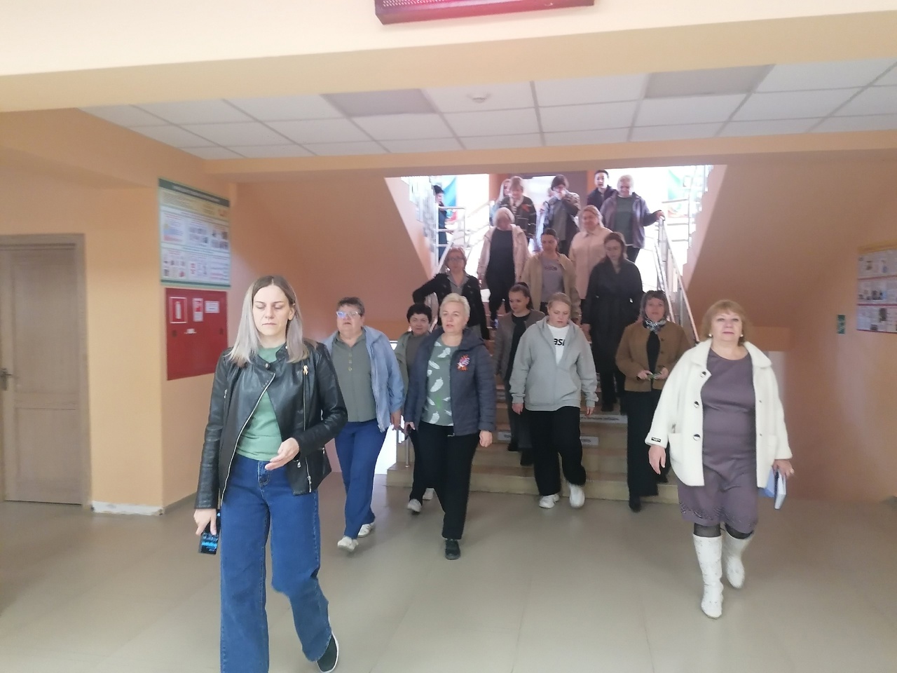 Тренировочные учения по пожарной эвакуации среди педагогов. Тренировочные учения по пожарной эвакуации среди педагогов..