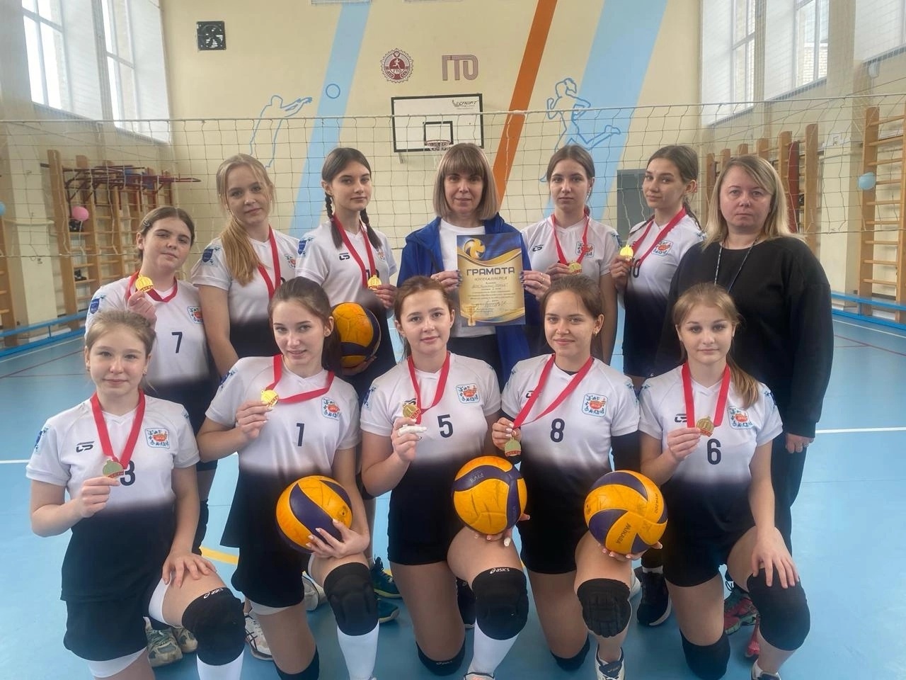 Поздравляем сборную команду девушек волейболисток МБОУ "Обоянская СОШ№2" Поздравляем сборную команду девушек волейболисток МБОУ "Обоянская СОШ№2".