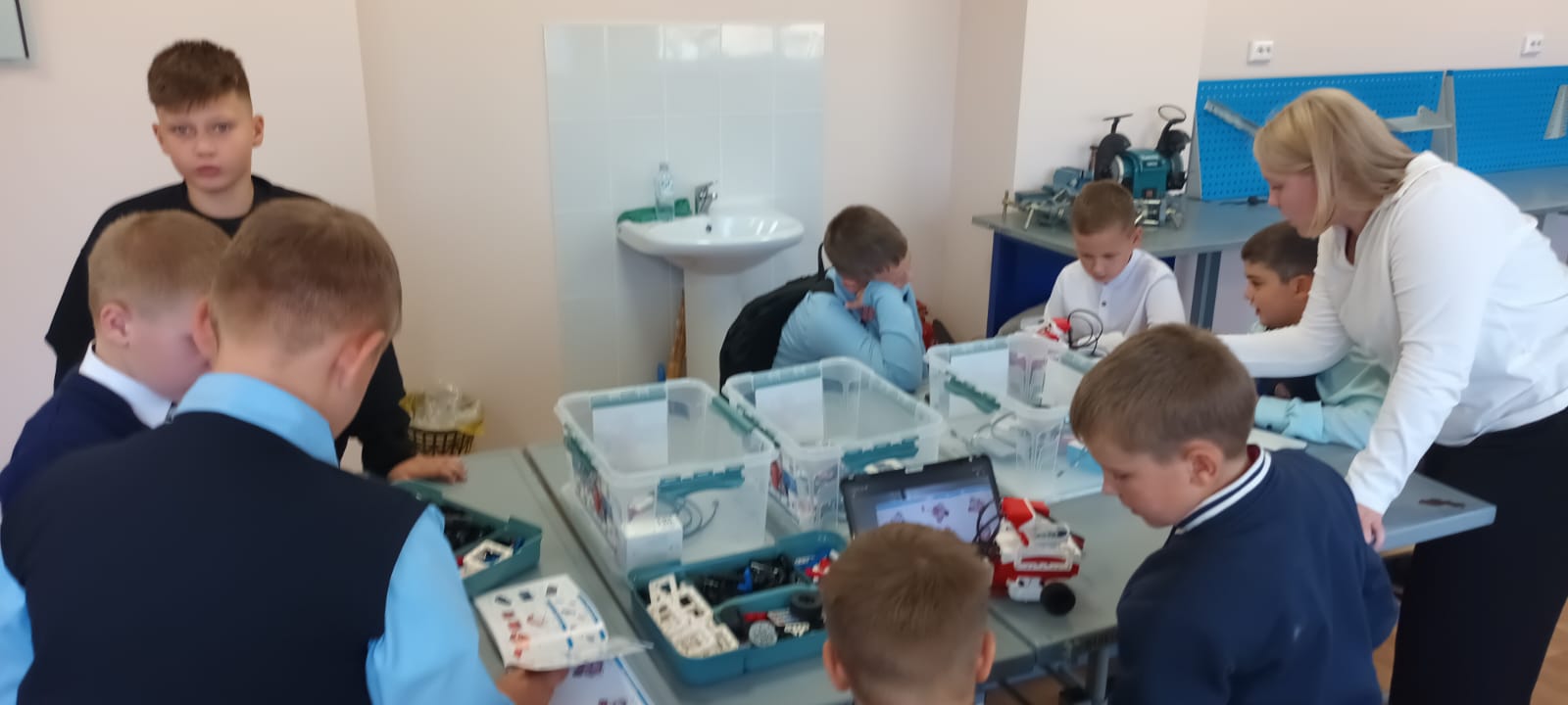 Собираем роботов. Собираем роботов.